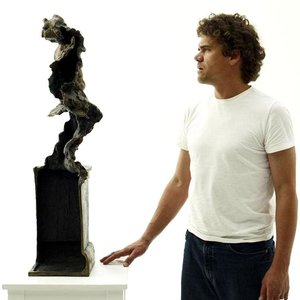 Baardskeerdersbos se bekende kunstenaar, Niel Jonker, by sy bronsbeeld, “Colourful smoke” wat op Kokkedoor (KykNet) as inspirasie vir sy sjef-span vertoon is